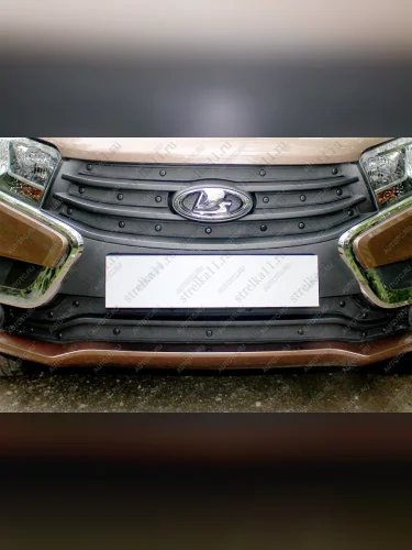 Зимняя заглушка решетки радиатора (верх, 4 части) Стрелка11 (черная) Лада ВАЗ XRAY (2016-2022)