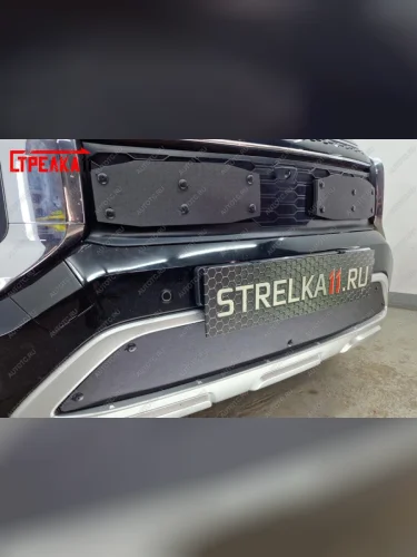 Зимняя заглушка решетки радиатора (верх, 2 части) Стрелка11 (черная) Mitsubishi Outlander  GN (2021-2025)