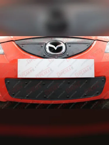 Зимняя заглушка решетки радиатора (верх) Стрелка11 (черная) Mazda 3/Axela  BK (2006-2009) рестайлинг седан