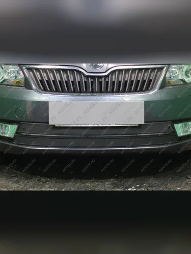 Зимняя заглушка решетки радиатора (2 части) Стрелка11 (черная) Skoda Rapid NH3 дорестайлинг лифтбэк (2012-2017)