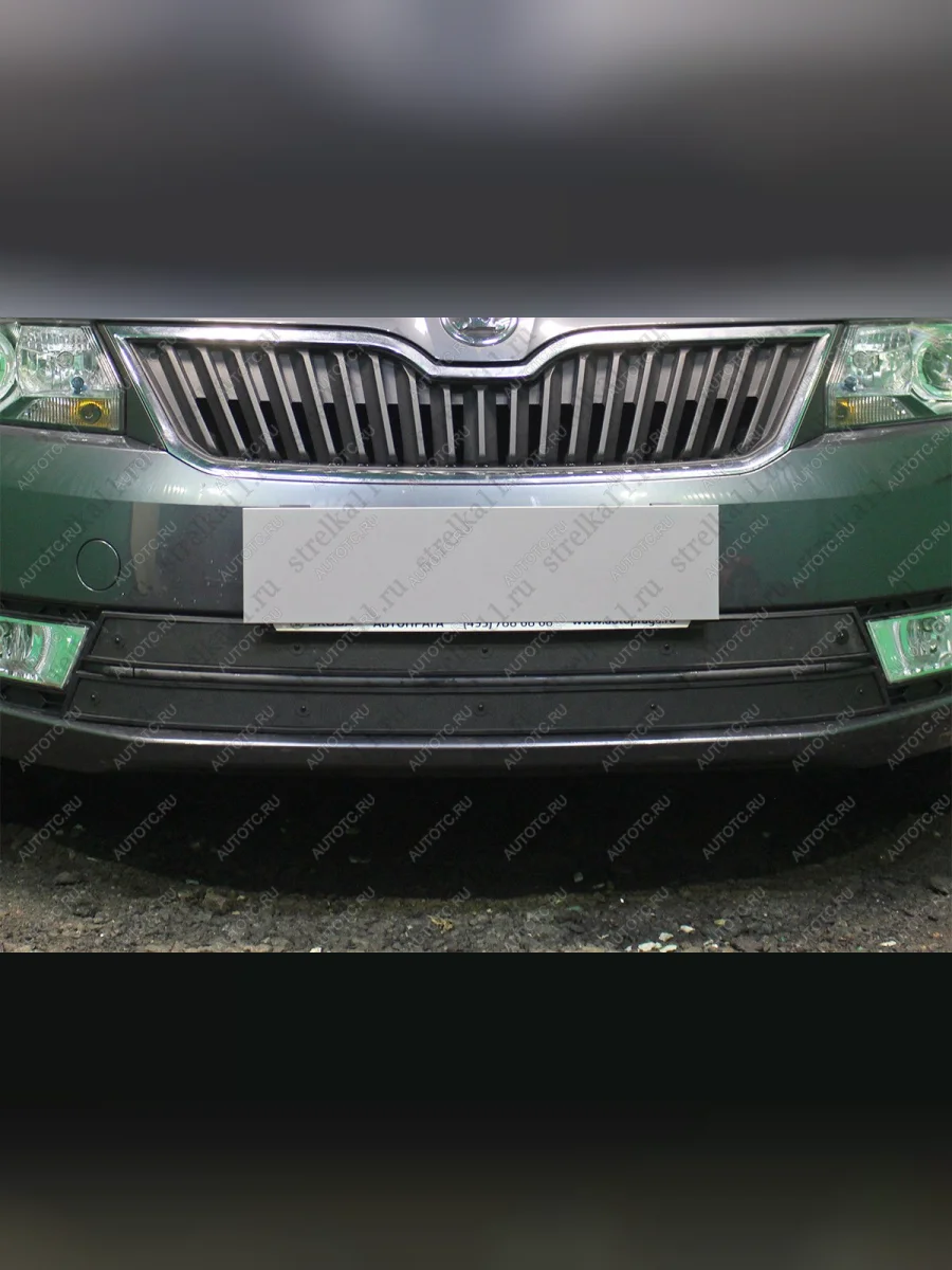 Зимняя заглушка решетки радиатора (2 части) Стрелка11 Skoda Rapid NH3 дорестайлинг лифтбэк (2012-2017) (черная)  в Самаре Самарской области