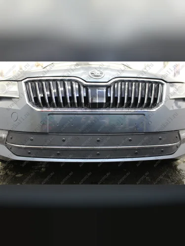 Зимняя заглушка решетки радиатора (2 части) Стрелка11 (черная) Skoda Superb B8 (3V) лифтбэк дорестайлинг (2015-2019)