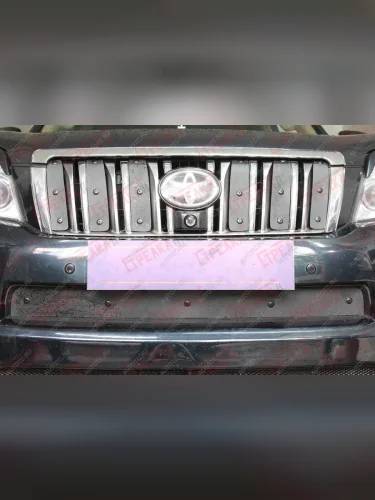 Зимняя заглушка решетки радиатора (низ) Стрелка11 (черная) Toyota Land Cruiser Prado J150 дорестайлинг (2009-2013)