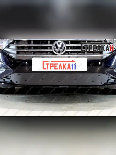 Зимняя заглушка решетки радиатора Стрелка11 (черная) Volkswagen Jetta A7 седан дорестайлинг (2018-2022)