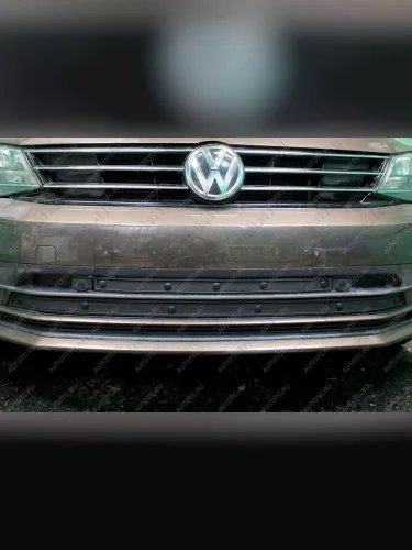 Зимняя заглушка решетки радиатора (3 части) Стрелка11 (черная) Volkswagen Jetta A6 седан рестайлинг (2015-2018)