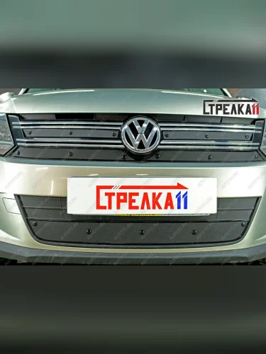 Зимняя заглушка решетки радиатора (верх 4 части) Стрелка11 (черная) Volkswagen Tiguan NF рестайлинг (2011-2017)