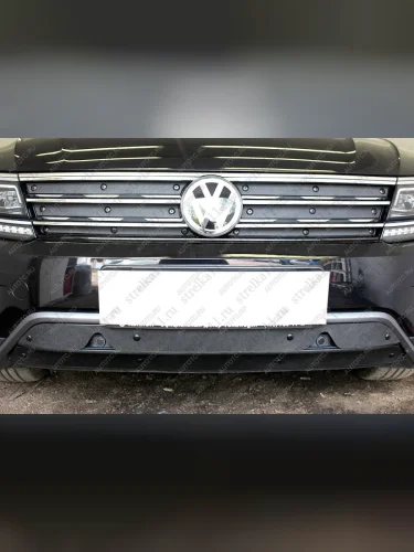 Зимняя заглушка решетки радиатора (низ с камерой) (Off-Road)Стрелка11 (черная) Volkswagen Tiguan Mk2 дорестайлинг (2016-2020)