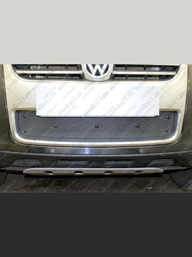 Зимняя заглушка решетки радиатора (низ) Стрелка11 (черная) Volkswagen Touareg 1 GP рестайлинг (2006-2010)