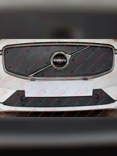 Зимняя заглушка решетки радиатора (низ с парктроником) Стрелка11 (черная) Volvo XC60 (2017-2022)