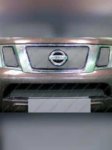 Зимняя заглушка решетки радиатора (верх) Стрелка11 (черная) Nissan Navara 2 D40 рестайлинг (2010-2016)