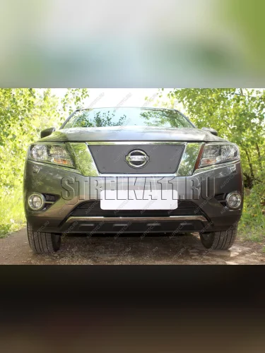 Зимняя заглушка решетки радиатора (верх) Стрелка11 (черная) Nissan Pathfinder R52 дорестайлинг (2012-2017)