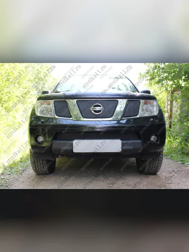 Зимняя заглушка решетки радиатора (верх) Стрелка11 (черная) Nissan Navara 2 D40 дорестайлинг (2004-2010)