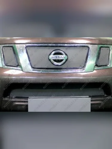 Зимняя заглушка решетки радиатора (верх) Стрелка11 (черная) Nissan Navara 2 D40 рестайлинг (2010-2016)