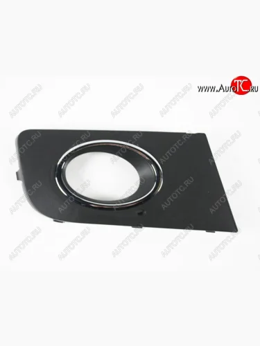 Правая решетка переднего бампера (с отверстием под ПТФ, пр-во Тайвань) LOMAPLAST (вставка хром) Volkswagen Amarok дорестайлинг (2009-2016)