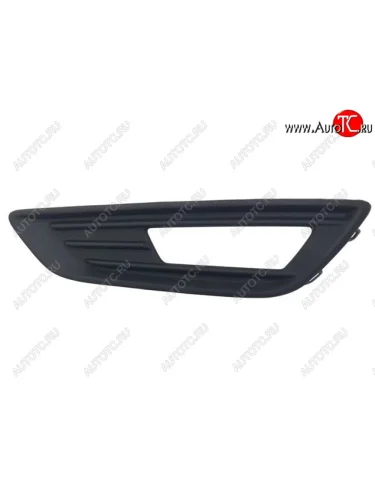 Левая решетка переднего бампера (с отверстием под ПТФ, пр-во Тайвань) TYG Ford Focus 3 седан рестайлинг (2014-2019)