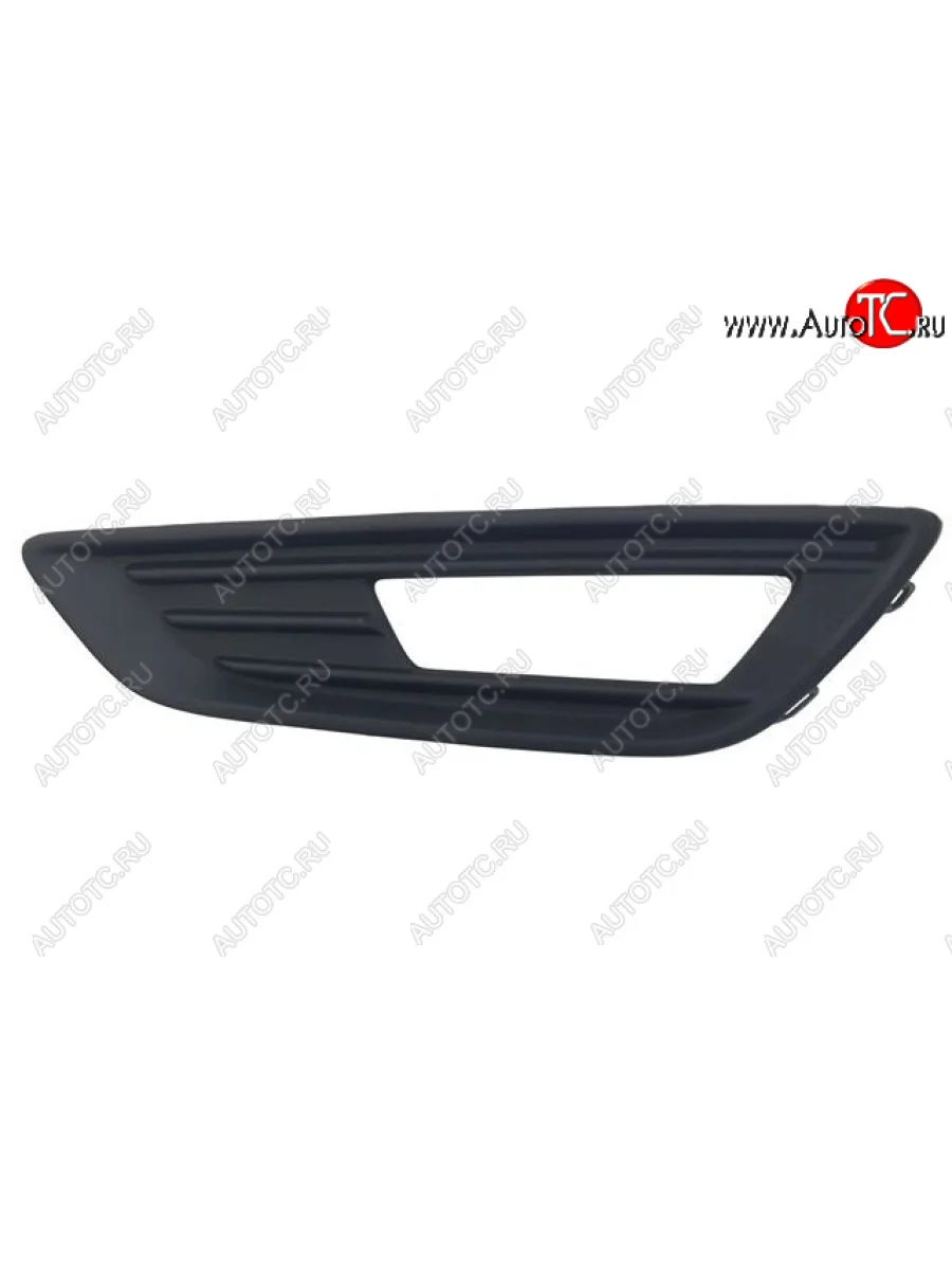 Левая решетка переднего бампера (с отверстием под ПТФ, пр-во Тайвань) TYG Ford Focus 3 седан рестайлинг (2014-2019)  с доставкой в г. Керчь