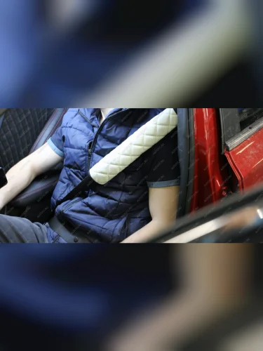 Накладка на ремень безопасности (комплект экокожа) Автопилот Toyota Caldina T210 дорестайлинг универсал (1997-1999) (белый)