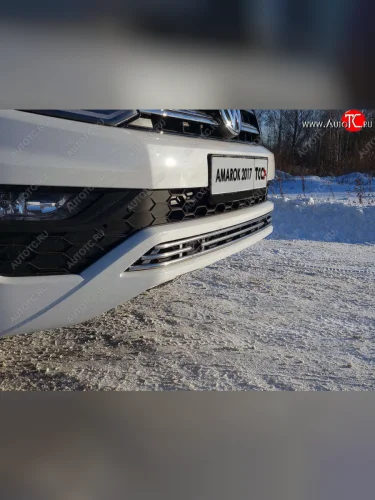 Декоративная вставка переднего бампера ТСС Тюнинг (d 12 мм) Volkswagen Amarok (2016-2022) рестайлинг
