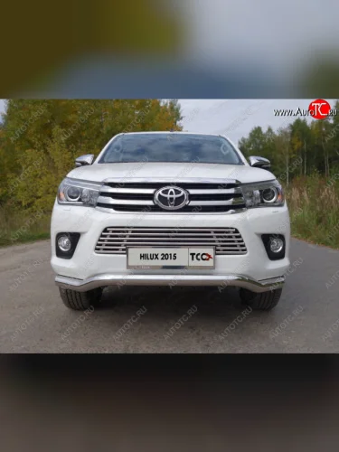 Декоративная вставка переднего бампера ТСС Тюнинг (d 16 мм) Toyota Hilux  AN120 (2016-2020) дорестайлинг
