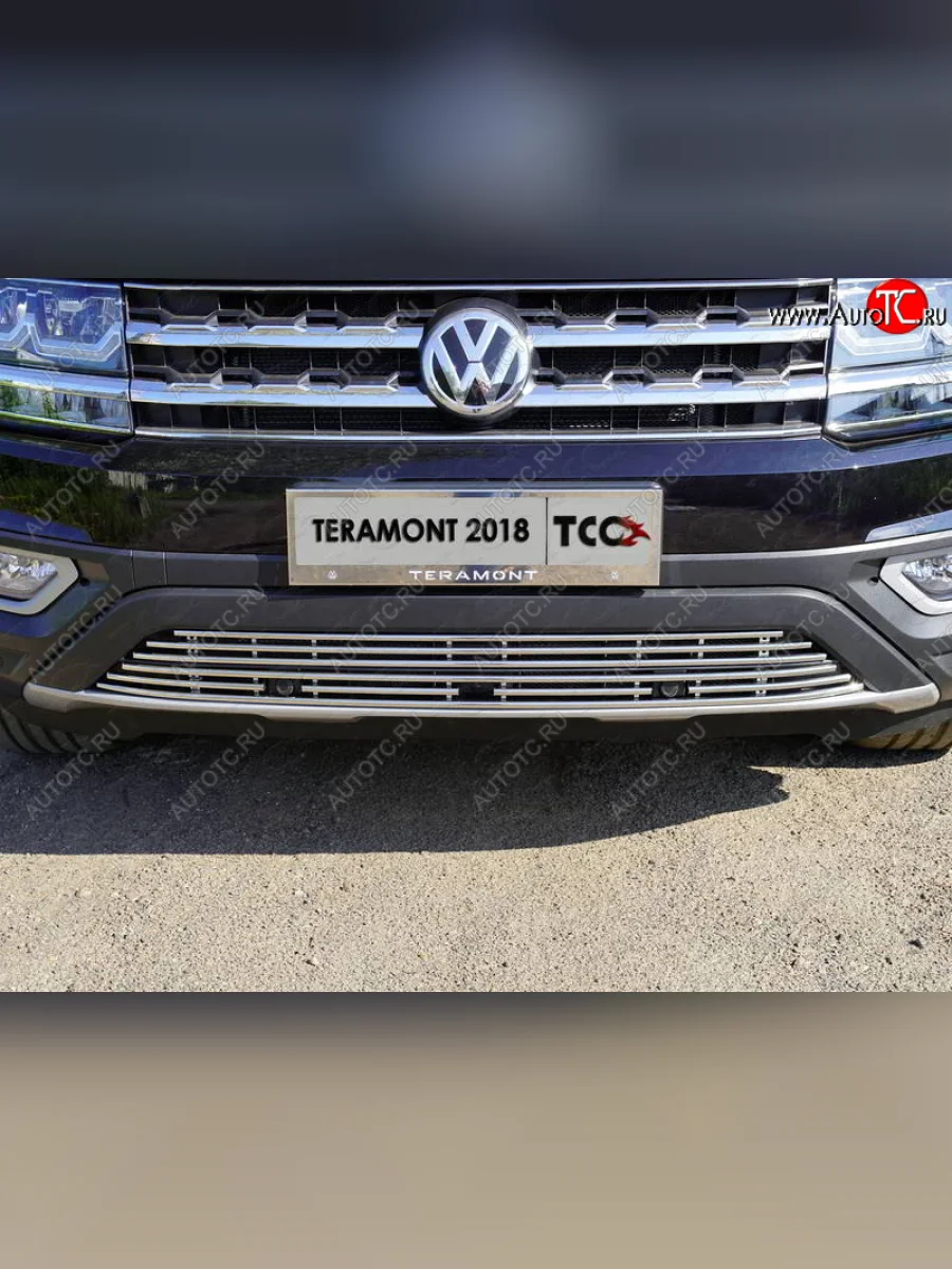 Нижняя декоративная вставка в бампер (с парктроником и камерой) ТСС Тюнинг Volkswagen Teramont 1 CA1 дорестайлинг (2016-2020) (d 12 мм)  в Керчи Республика Крым