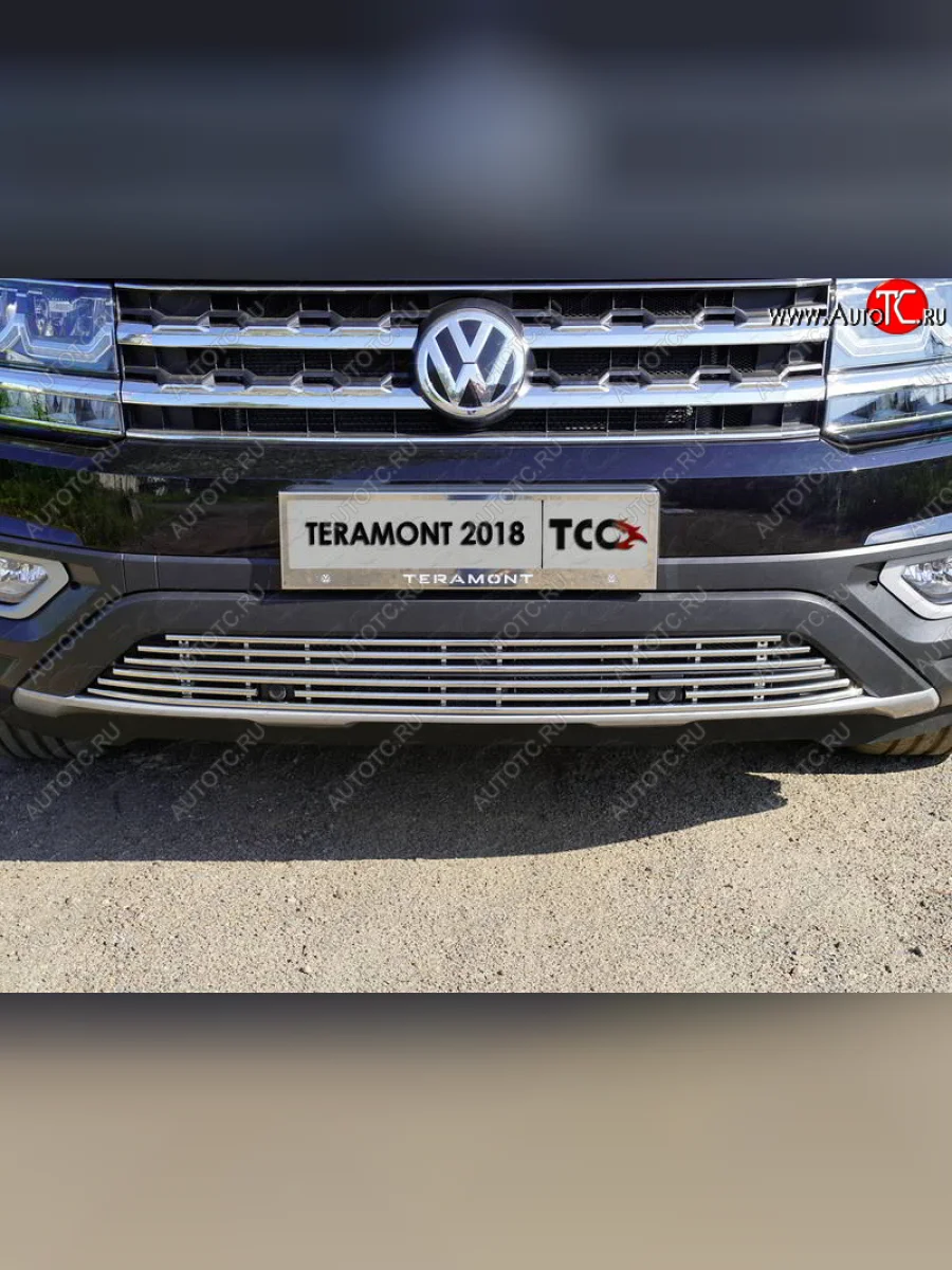 Нижняя декоративная вставка в бампер (с парктроником) ТСС Тюнинг Volkswagen Teramont 1 CA1 дорестайлинг (2016-2020) (d 12 мм)  в Самаре Самарской области