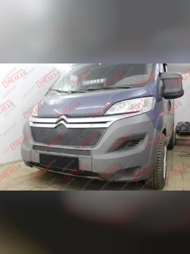 Зимняя защита на стяжке (верх) Стрелка11 (черная) CITROEN Jumper 290 рестайлинг (2014-2022)