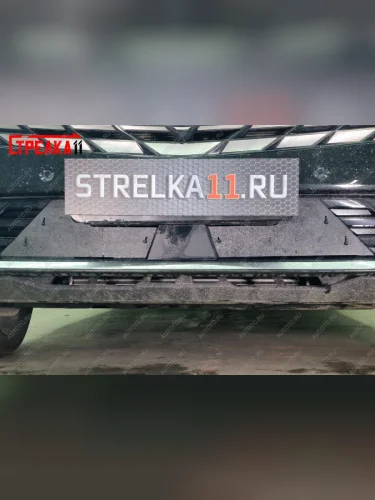 Зимняя защита на стяжке (низ 2 части)(широкая платформа под номерной знак) Стрелка11 (черная) Geely Atlas FX11 (2023-2025)