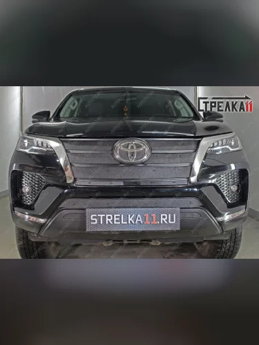 Зимняя защита на стяжке (верх 7 частей) Стрелка11 (черная) Toyota Fortuner  AN160 (2020-2025) рестайлинг