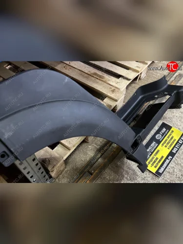 Крыло переднее правое с подножкой HOWO передняя часть (черн.) WG1642230106 SITRAK wg1642230106