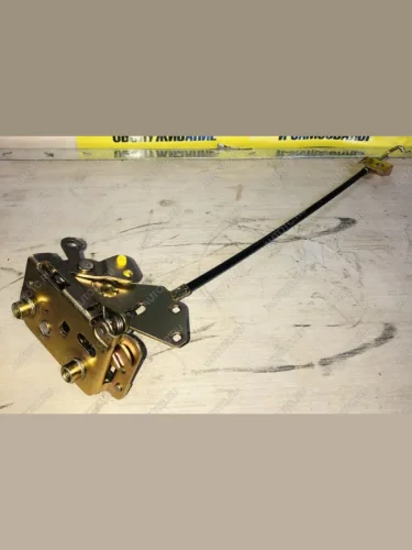 Замок двери левый (механизм с троссом) HOWO (!!!УЦЕНКА: возможен нетоварный вид!!!) SHACMAN wg1642340014