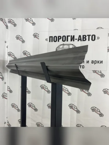 Порог откатной правой двери Mitsubishi Delica 4 поколение