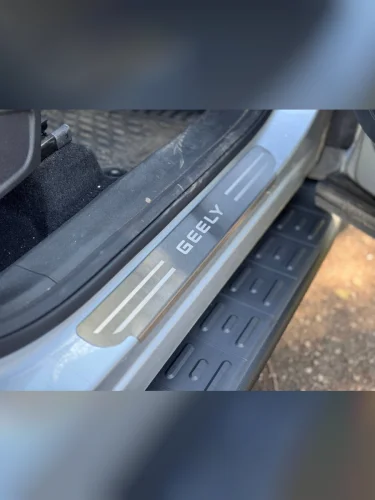 Накладки на пороги (лист шлифованный падпись Geely) 4шт Geely Atlas 2023-