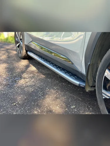 Пороги алюминиевые с пластиковой накладкой (карбон серые) 1820 мм Geely Atlas 2023-