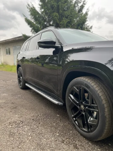 Пороги алюминиевые с пластиковой накладкой (карбон серые) 2020 мм Volkswagen Teramont Pro 4WD 2L 2025 (Китай)