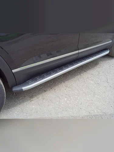 Пороги алюминиевые с пластиковой накладкой (карбон серебро) 2020 мм Volkswagen Teramont Pro 4WD 2L 2025 (Китай)