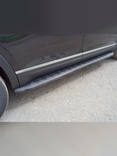 Пороги алюминиевые с пластиковой накладкой (карбон черные) 2020 мм Volkswagen Teramont Pro 4WD 2L 2025 (Китай)