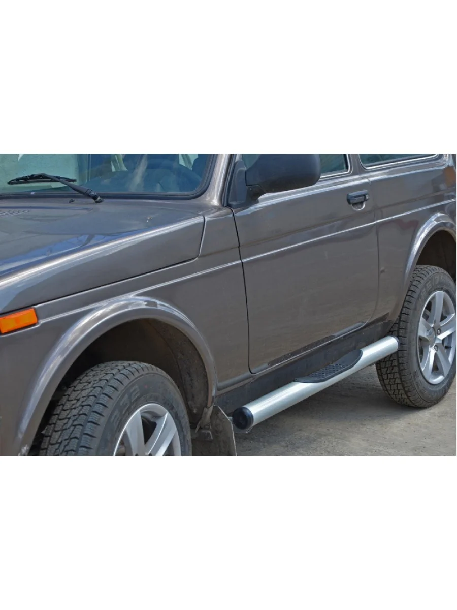 Пороги труба с проступью с пластиковой заглушкой Техно Сфера Лада ВАЗ нива 4х4 2121 3 дв. 1-ый рестайлинг (2019-2021) (Черный матовый)  в Самаре Самарской области